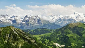 imagen de las montañas en los alpes suizos