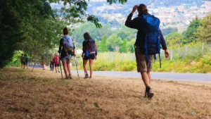 imagen de peregrinos en el camino de santiago