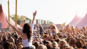 imagen de personas en el festival de glastonbury