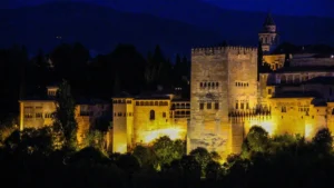 imagen de la alhambra de noche