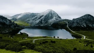 imagen de los lagos en los picos de europa